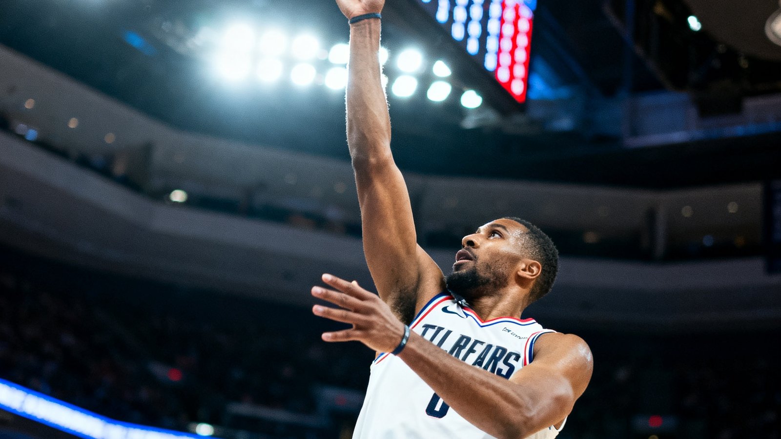 NBA常规赛高清直播画面，身穿白色球衣的球员正在跳投，篮球即将离开指尖，背景是明亮的球馆灯光和巨大的电子记分牌
